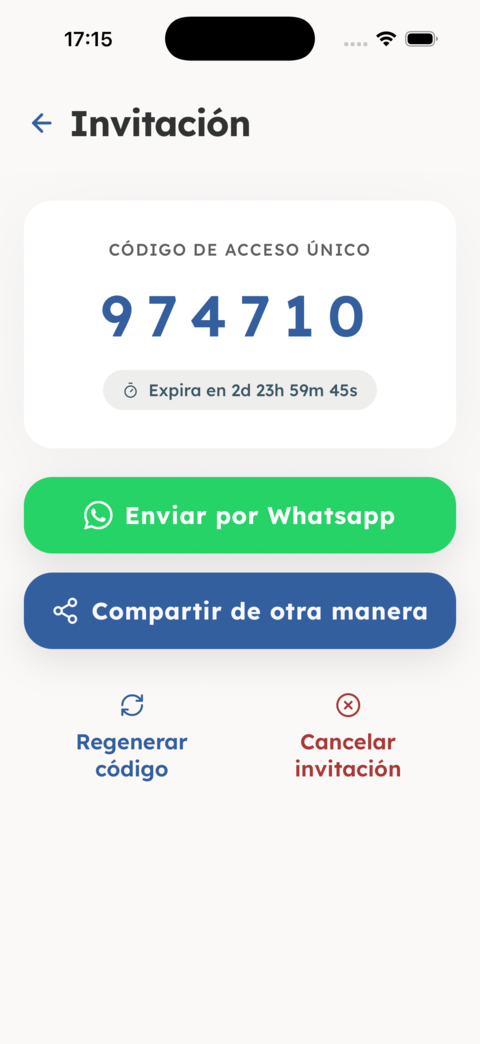 Pantalla de invitación con código y envío por WhatsApp